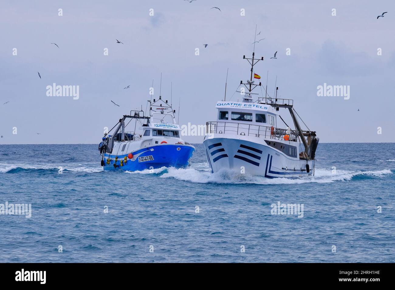 Villajoyosa Alicante Spain 02.25.22 zwei Fischtrawler auf dem offenen Meer Rennen sich gegenseitig zurück zum Hafen. Navigationssysteme und Kommunikationshilfen. C Stockfoto