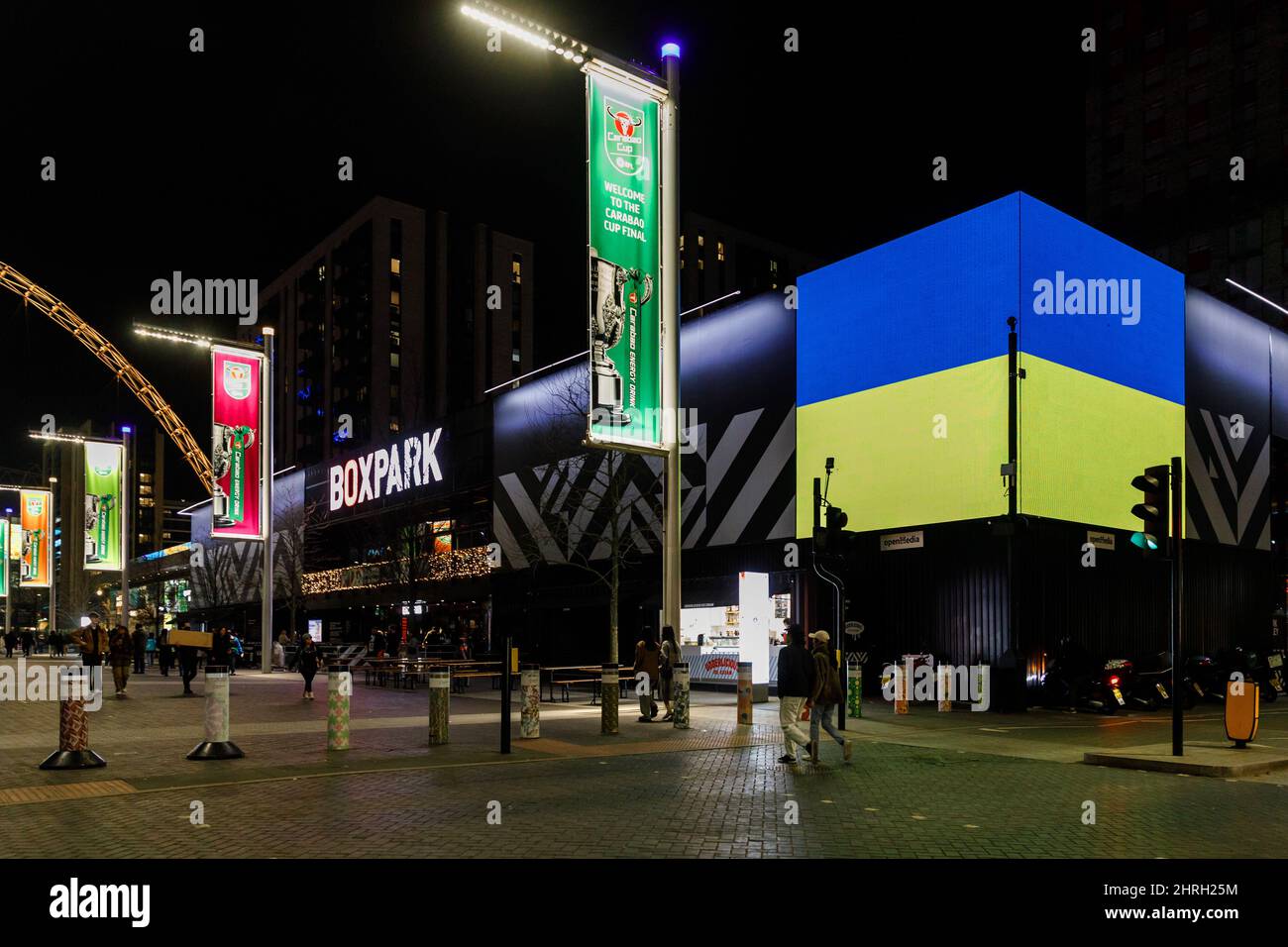 Wembley Park, London, Großbritannien. 25.. Februar 2022. Heute Abend wird der Boxpark Wembley Park in Blau und Gelb, den Farben der ukrainischen Nationalflagge, als Ausdruck der Solidarität mit den Menschen in der Ukraine, beleuchtet. Amanda Rose/Alamy Live News Stockfoto