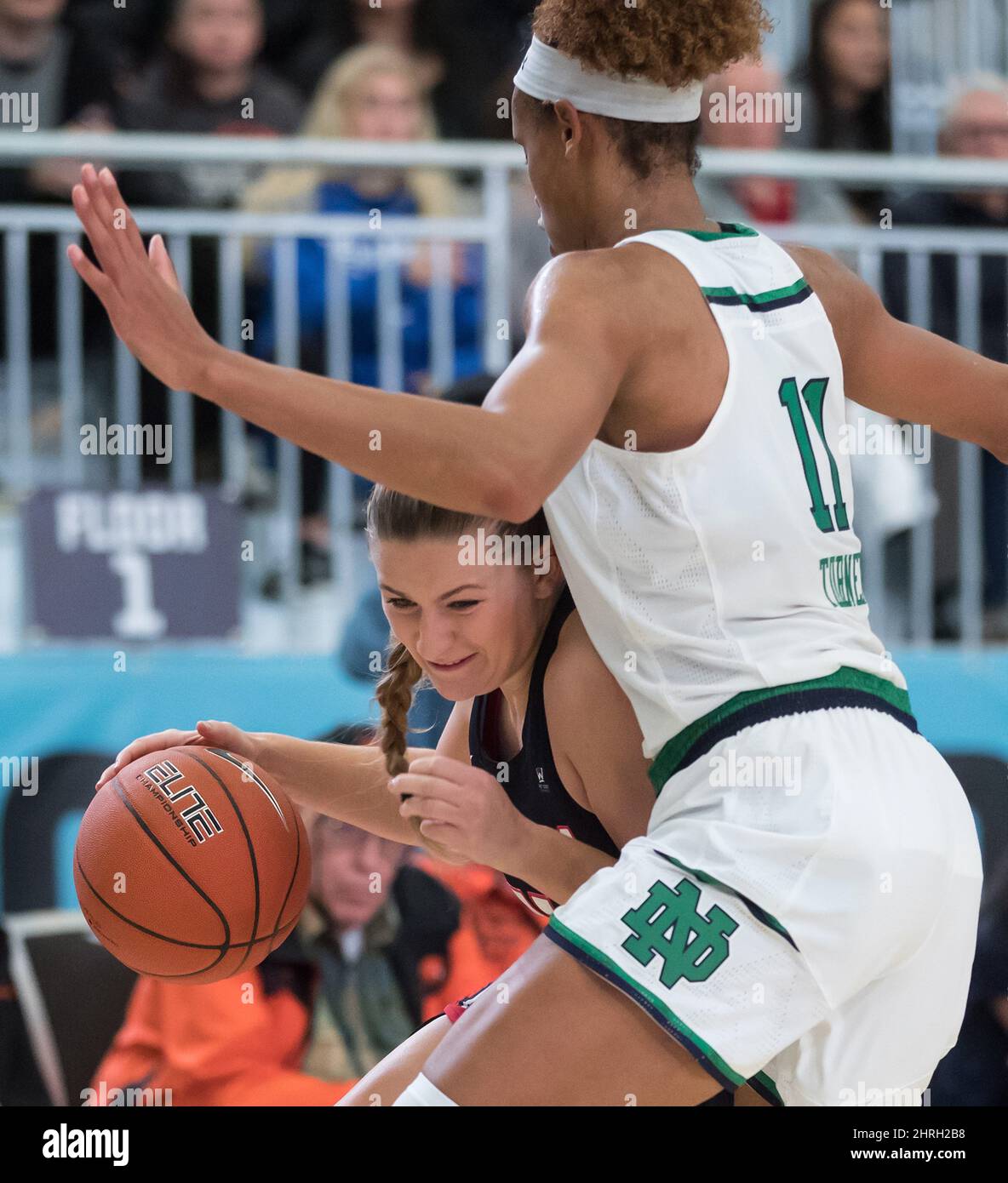 Laura Stockton von Gonzaga, hinten links, versucht während der zweiten  Hälfte eines NCAA-College-Basketballspiels für Frauen in Vancouver am  Donnerstag, dem 22. November 2018, an Brianna Turner von Notre Dame vorbei  zu kommen.