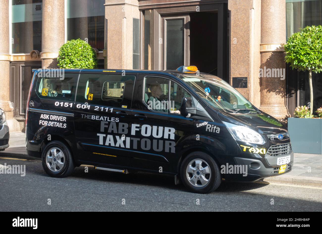 Fabelhafter Kleinbus mit vier Taxis vor dem Hard Day's Night Hotel in Liverpool Stockfoto