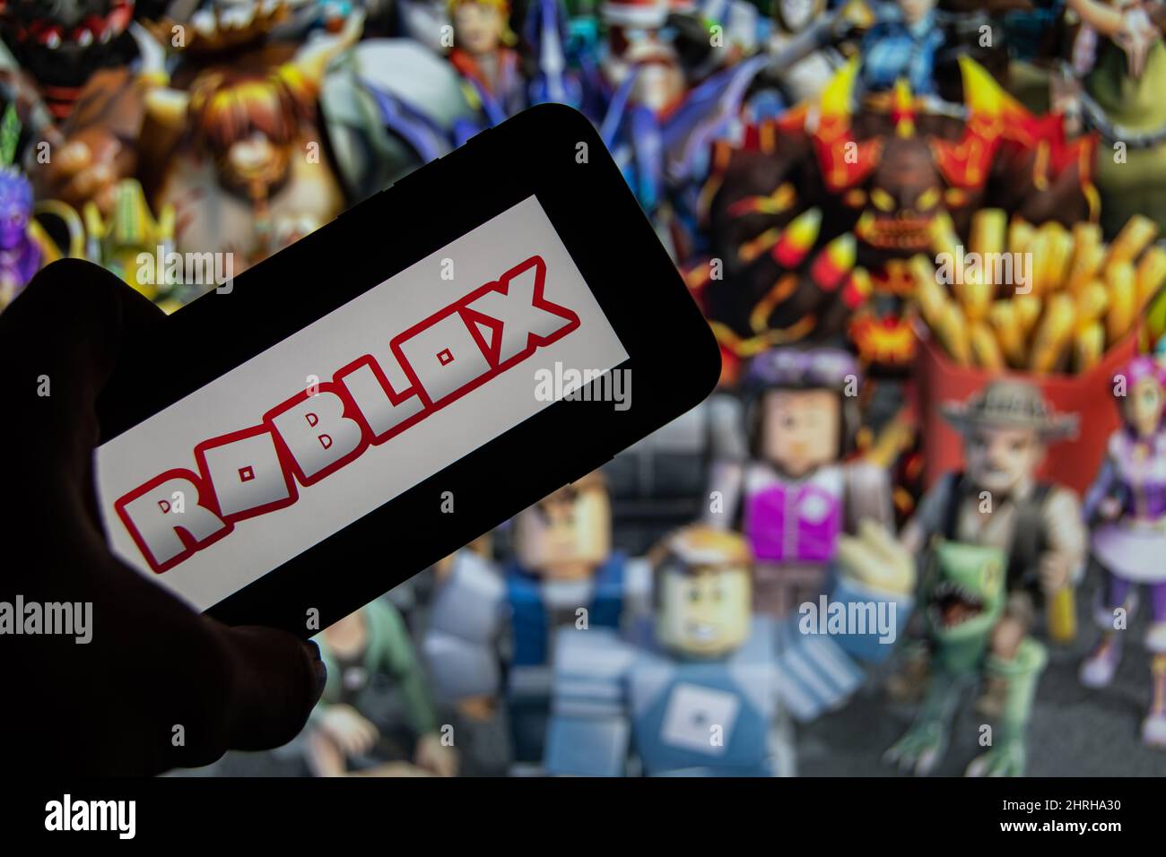 Rheinbach, Deutschland 25. Oktober 2021 , das Markenlogo des Online-Spiels 'Roblox' auf dem Display eines Smartphones Stockfoto