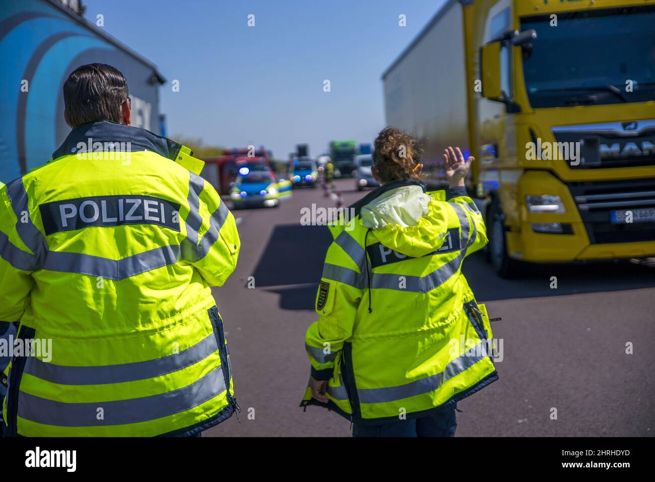Die Polizei kontrolliert die Zuschauer auf einer Autobahn. Leipzig, Deutschland Stockfoto