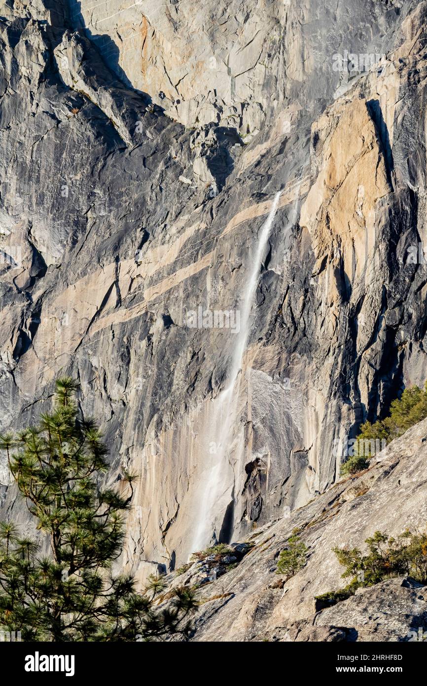 Sonniger Blick auf den Schachtelhalm Fall im Yosemite National Park in Kalifornien Stockfoto
