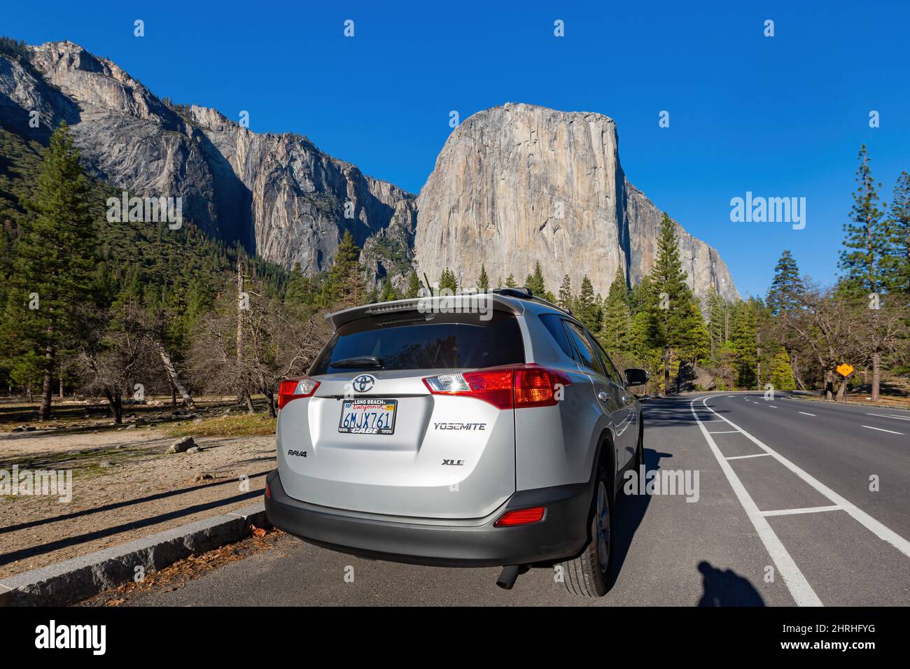 Kalifornien, FEB 19 2015 - Sonnenansicht eines Toyota RAV4 Autos im Yosemite Nationalpark Stockfoto