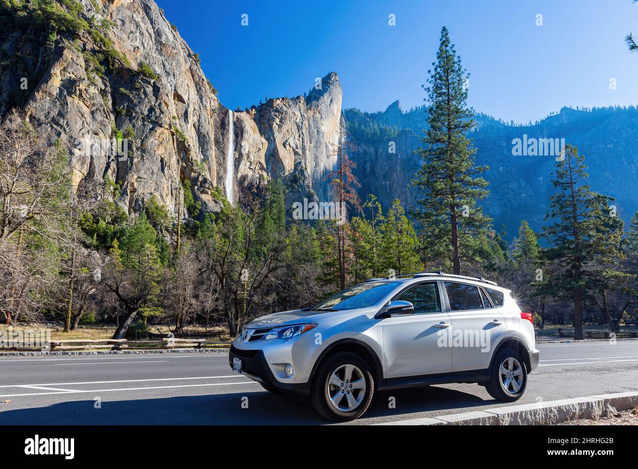 Kalifornien, FEB 19 2015 - Sonnenansicht eines Toyota RAV4 Autos im Yosemite Nationalpark Stockfoto