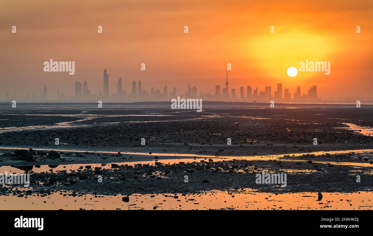 Schöner Blick auf einen Sonnenuntergang mit einem Meer im Vordergrund Stockfoto