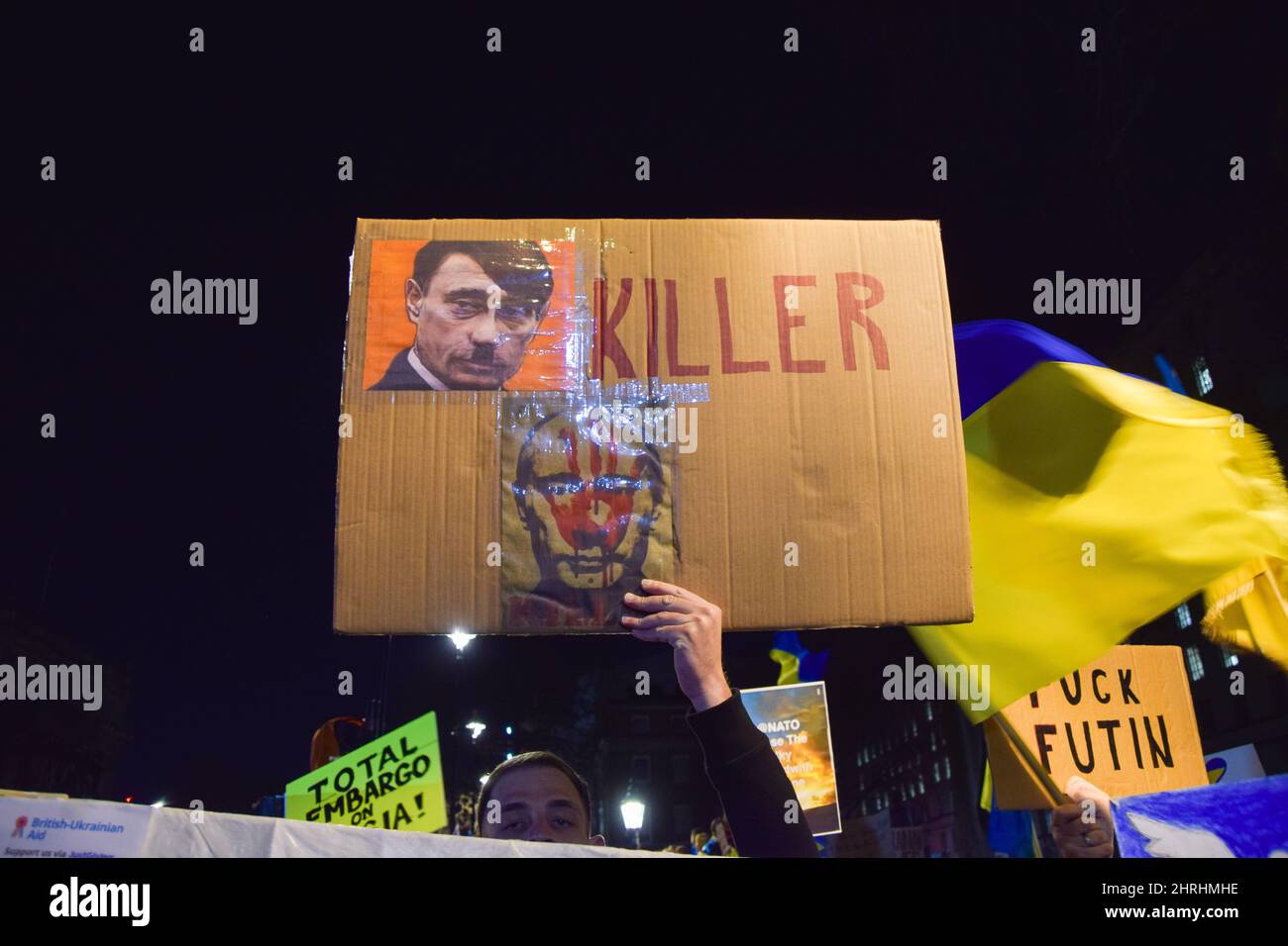 London, Großbritannien. 25.. Februar 2022. Tausende von Menschen versammelten sich vor der Downing Street aus Protest gegen die russische Invasion in der Ukraine und riefen die britische Regierung und die NATO auf, der Ukraine zu helfen. Kredit: Vuk Valcic/Alamy Live Nachrichten Stockfoto