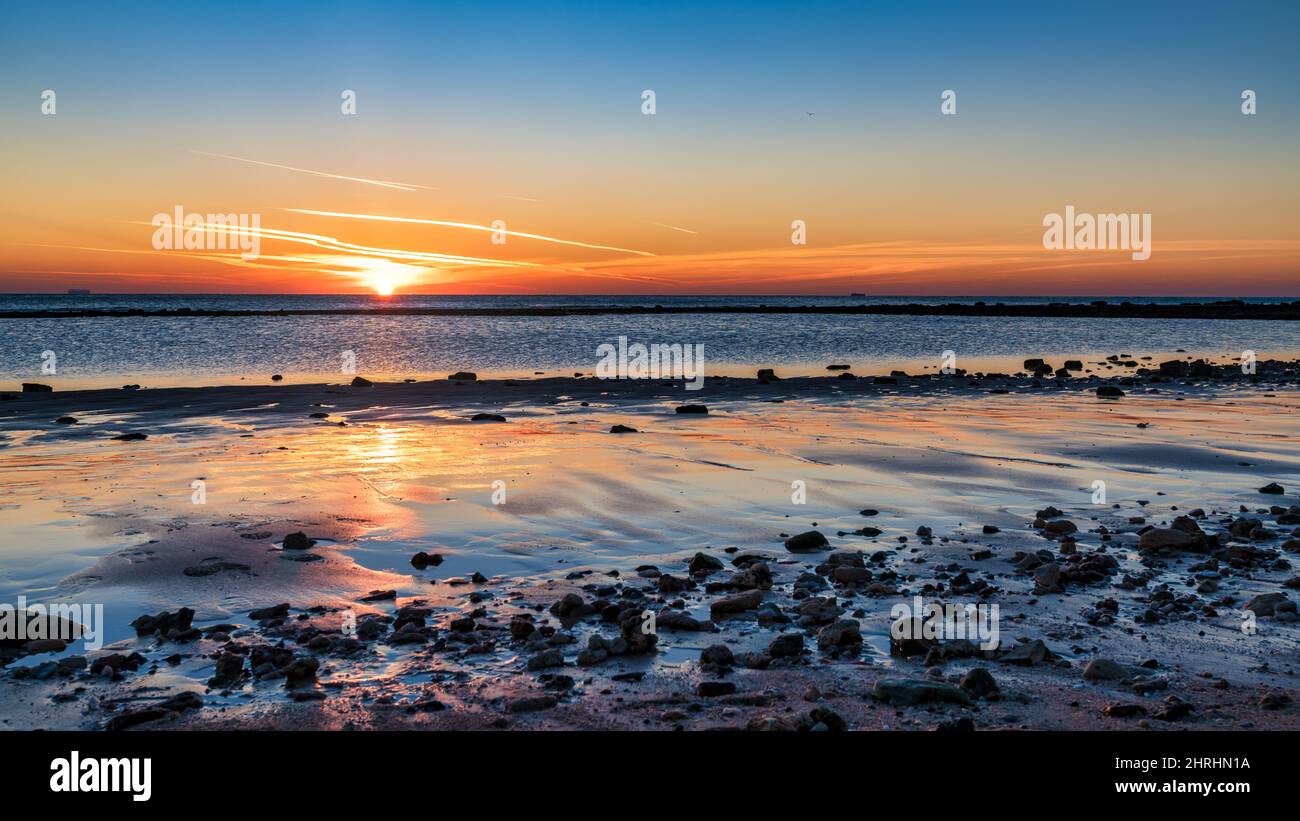 Wunderschöne Aufnahme einer Meereslandschaft während des Sonnenuntergangs in Anjafa Beach Stockfoto