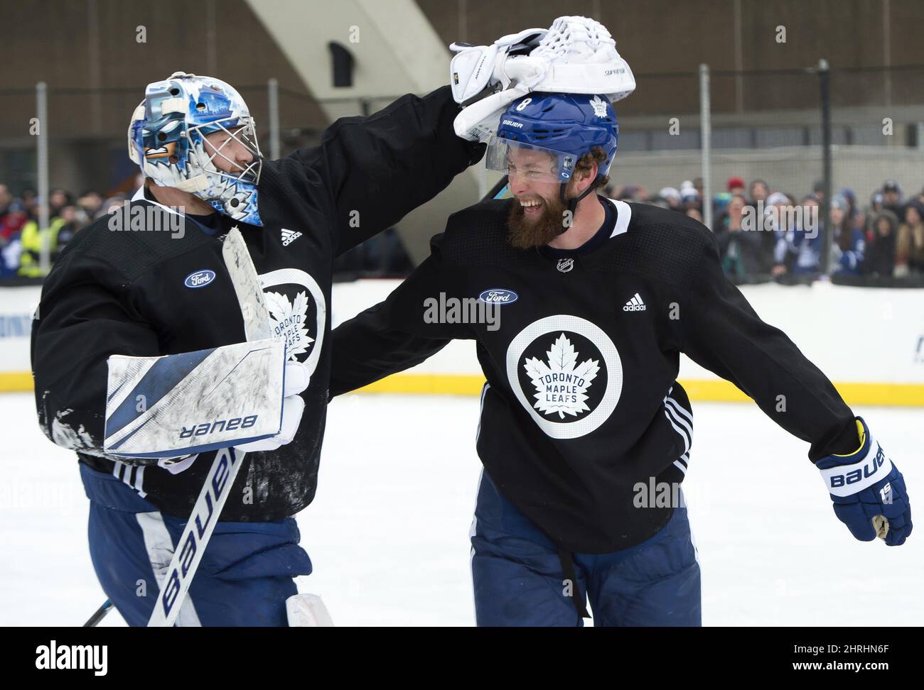 Toronto Maple Leafs Frederik Andersen (links) und Jake Muzzin feiern, nachdem ihr Team am Donnerstag, den 7. Februar 2019, das 3-gegen-3-Turnier beim Outdoor-Training der Leafs auf dem Nathan Phillips Square vor dem Rathaus in Toronto gewonnen hat. DIE KANADISCHE PRESSE/Frank Gunn Stockfoto