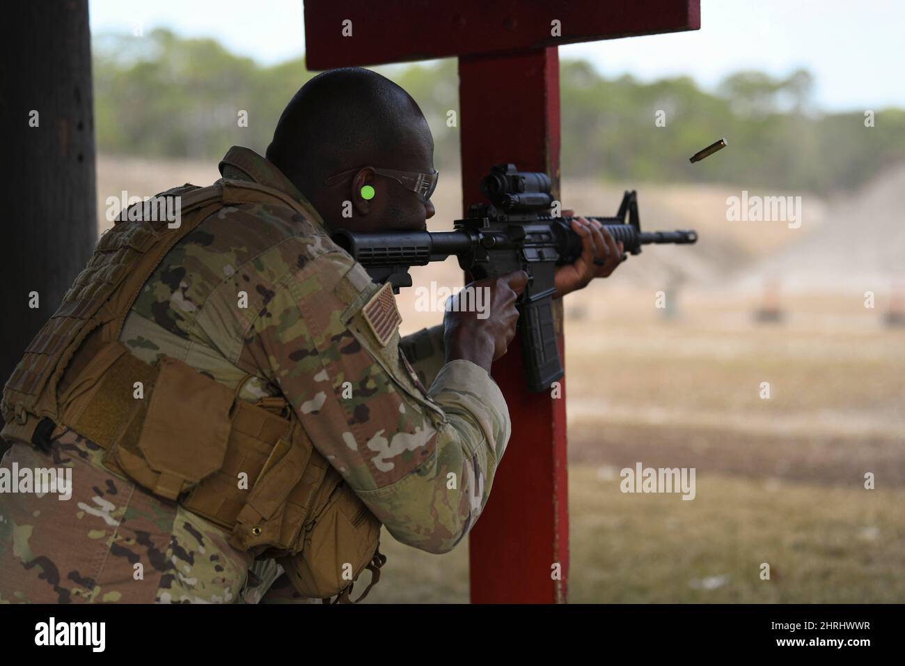 Hurlburt Field, Florida, USA. 16.. Februar 2022. US Air Force Staff Sgt. Michael Gaither, der dem Sicherheitsschwadron der Spezialoperationen 1. zugewiesen wurde, feuert während eines Waffenqualifizierungskurses im Hurlburt Field, Florida, am 16. Februar 2022 einen M4-Karabiner. Der Kurs besteht aus vier Blöcken, die das ganze Jahr über geplant sind, um die Waffenkompetenz und die allgemeine Effektivität des jährlichen Waffentrainings für Sicherheitskräfte in der gesamten Luftwaffe zu erhöhen. Quelle: U.S. Air Force/ZUMA Press Wire Service/ZUMAPRESS.com/Alamy Live News Stockfoto