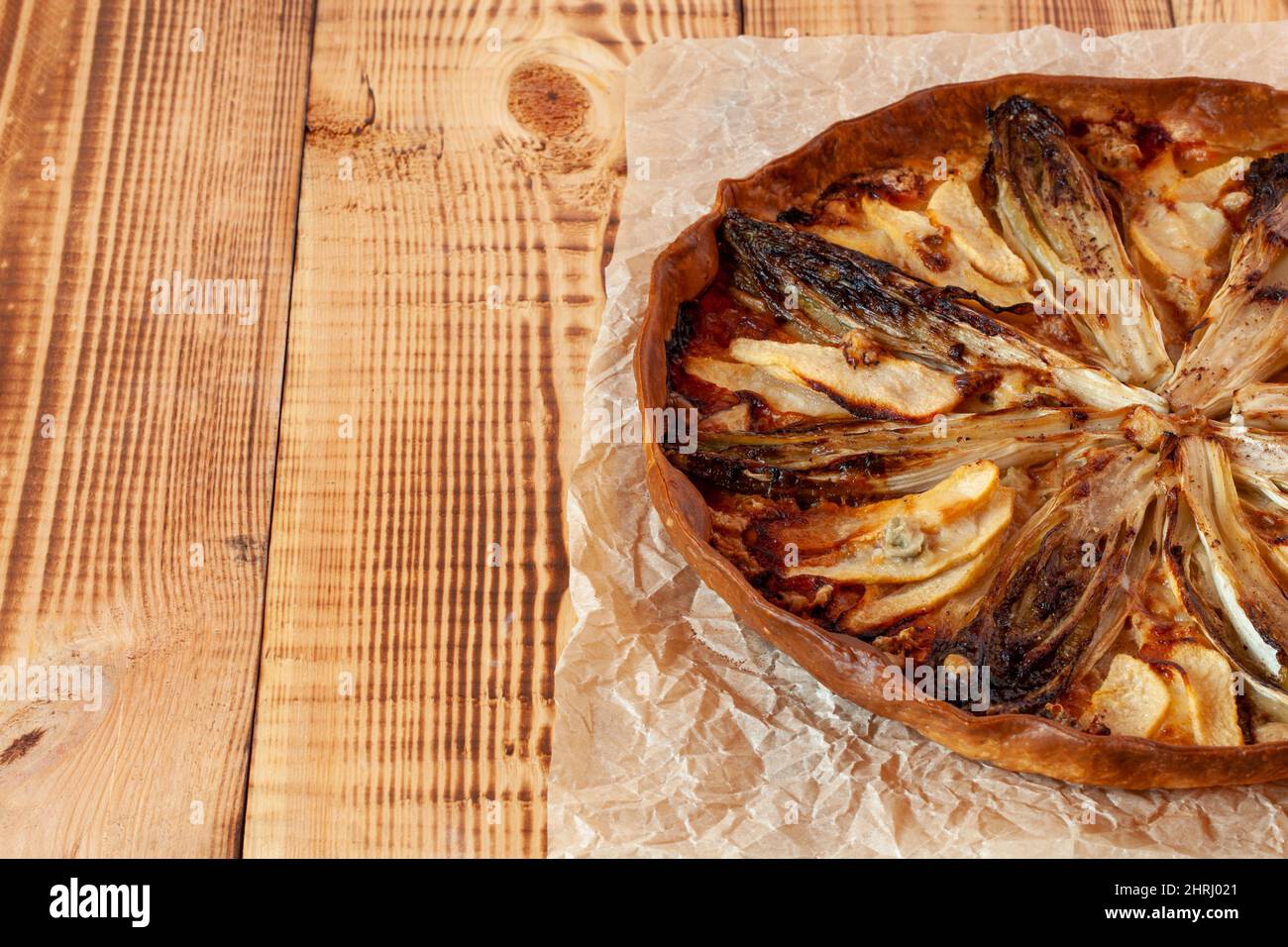 sweety salzige Tarte mit den Zutaten von Chicorée und Birnen, Holzhintergrund, Kopierer Raum Stockfoto