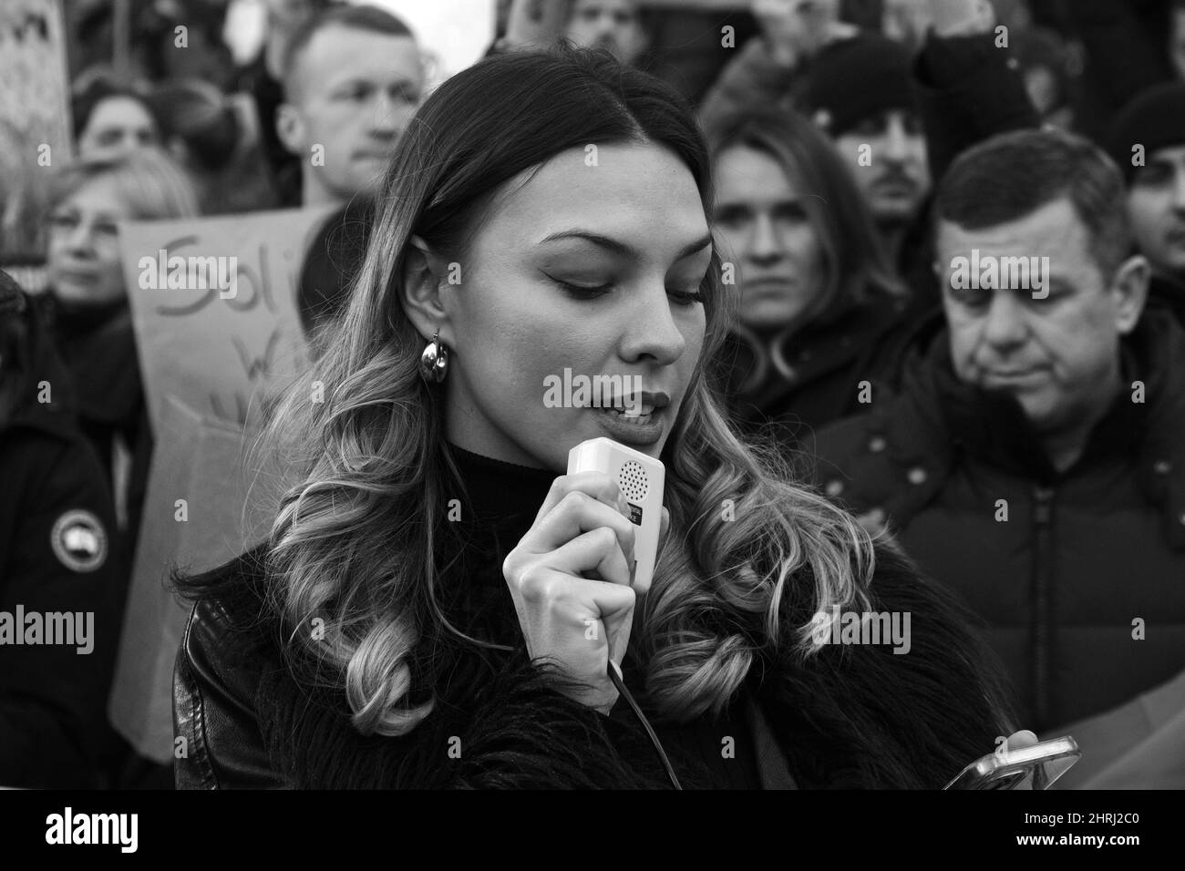 Die Protestierenden (Paulina Thomson) sprechen aus Protest gegen die russische Invasion in der Ukraine. Stockfoto
