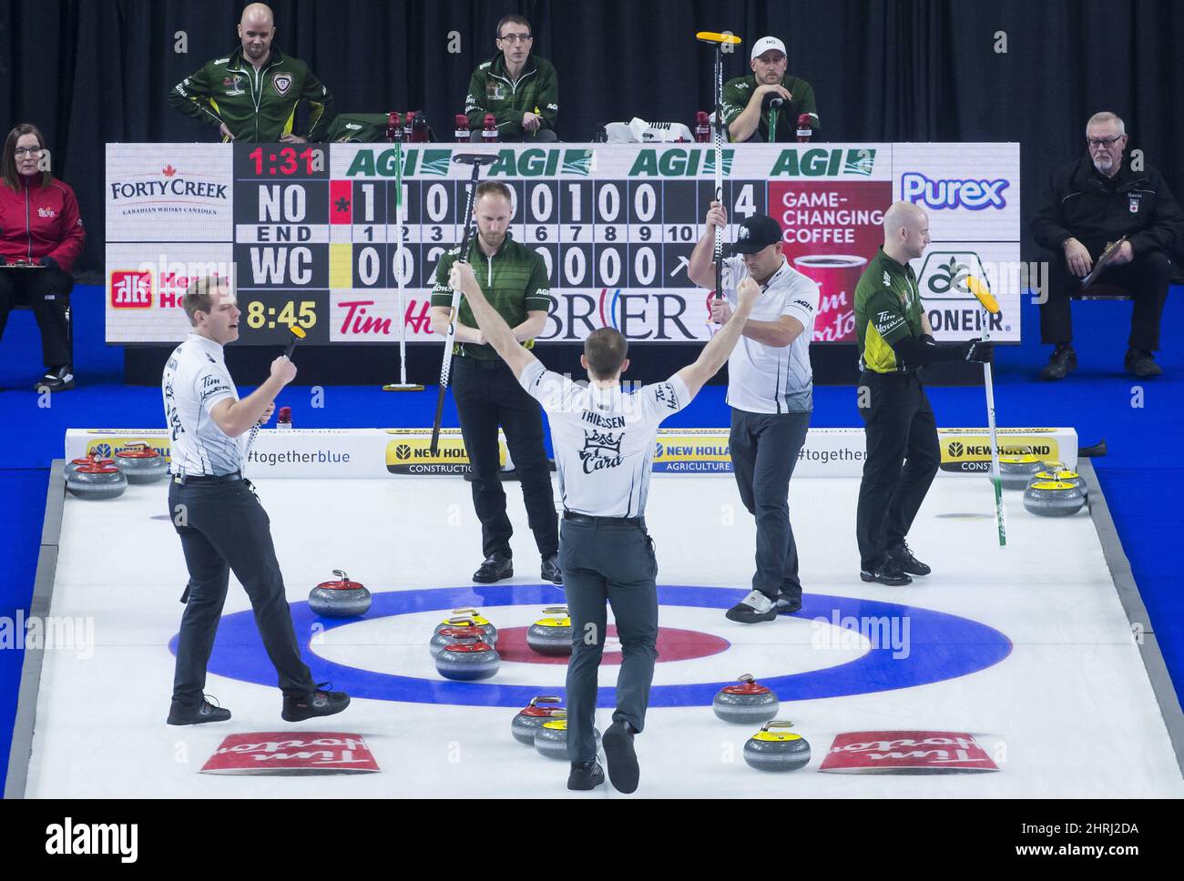 Das Team Northern Ontario skip Brad Jacobs blickt auf den Halbfinalsieg