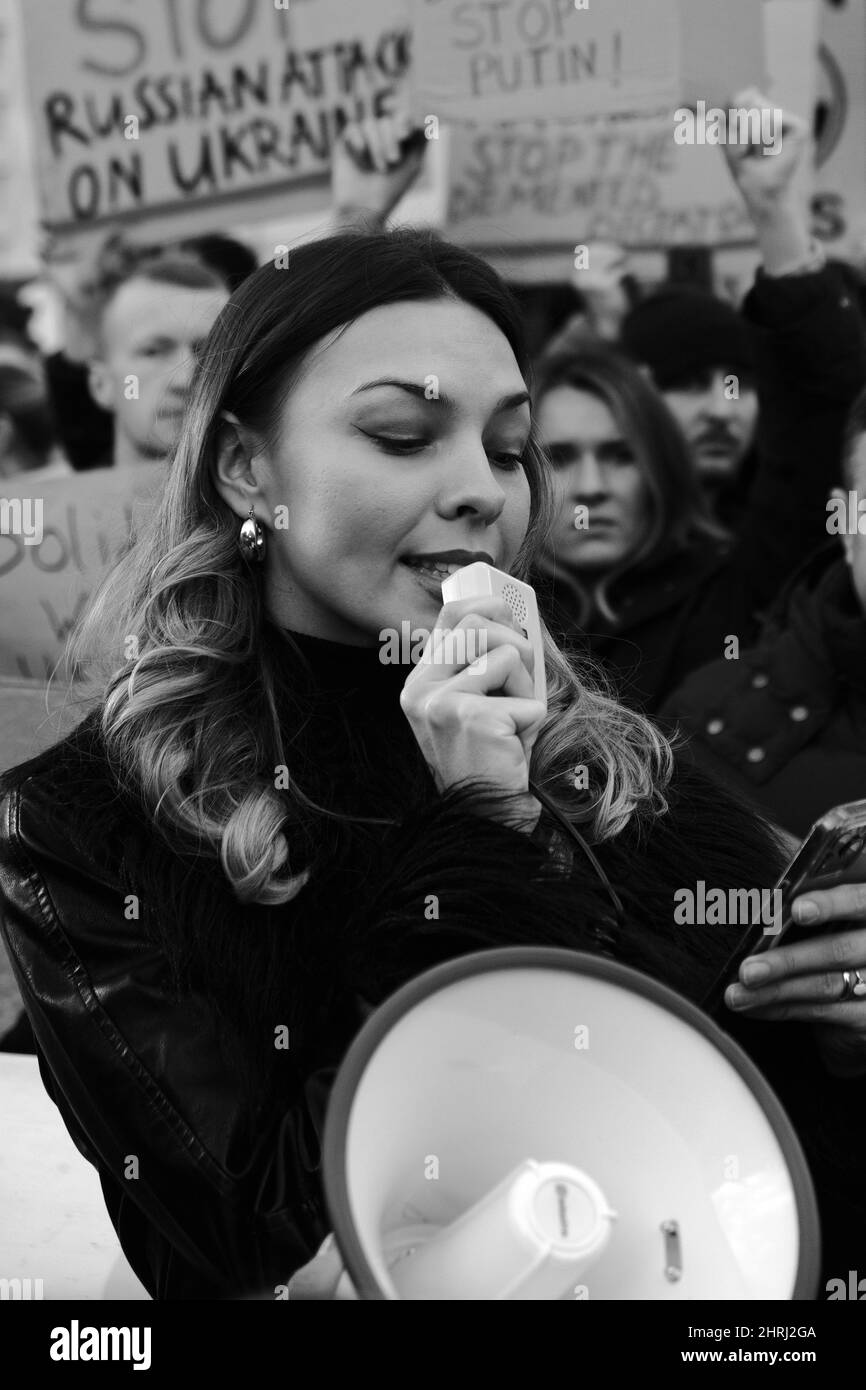 Die Protestierenden (Paulina Thomson) sprechen aus Protest gegen die russische Invasion in der Ukraine. Stockfoto