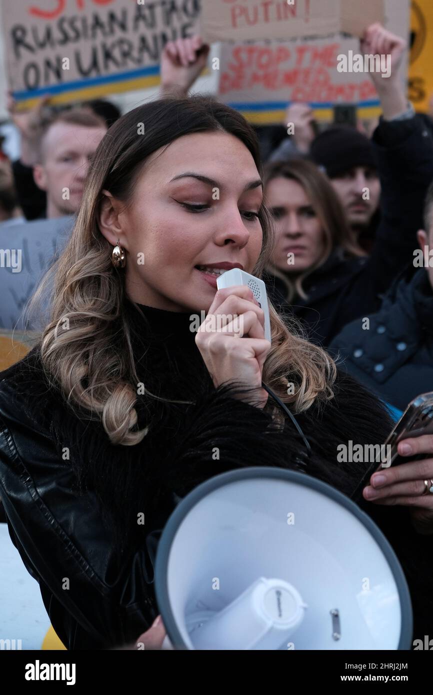 Die Protestierenden (Paulina Thomson) sprechen aus Protest gegen die russische Invasion in der Ukraine. Stockfoto