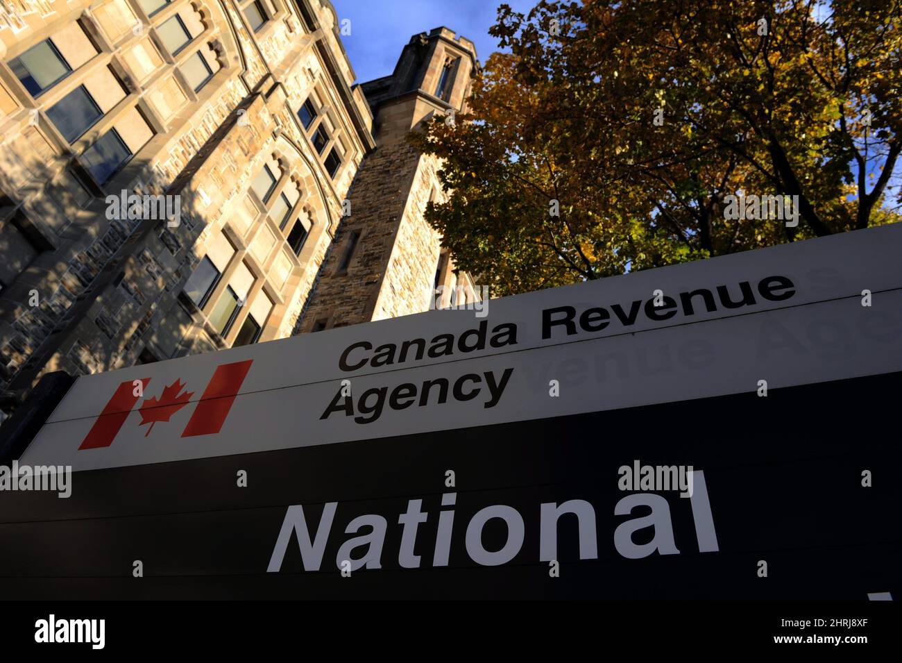 Der Hauptsitz der Canada Revenue Agency in Ottawa wird am 4. November 2011 gezeigt. Die kanadische Steuerbehörde hat in den Panama Papers fast 900 Kanadier identifiziert und fünf strafrechtliche Ermittlungen laufen, aber bisher wurden keine Anklagen erhoben. Die Canada Revenue Agency stellt neue Details über den Status ihrer Untersuchung der sogenannten Panama Papers zur Verfügung – eine große Informationslücke, die Hunderte von Milliarden Dollar aus der ganzen Welt enthält, die in Offshore-Steueroasen geschützt sind. DIE KANADISCHE PRESSE/Sean Kilpatrick Stockfoto