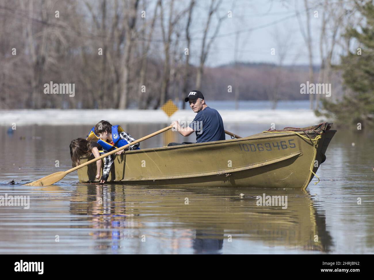 Ein Mann rudert in der Stadt Rigaud, Que, westlich von Montreal, auf einer von Hochwasser umgebenen Straße mit einem kleinen Boot, Sonntag, 21. April, 2019. DIE KANADISCHE PRESSE/Graham Hughes Stockfoto
