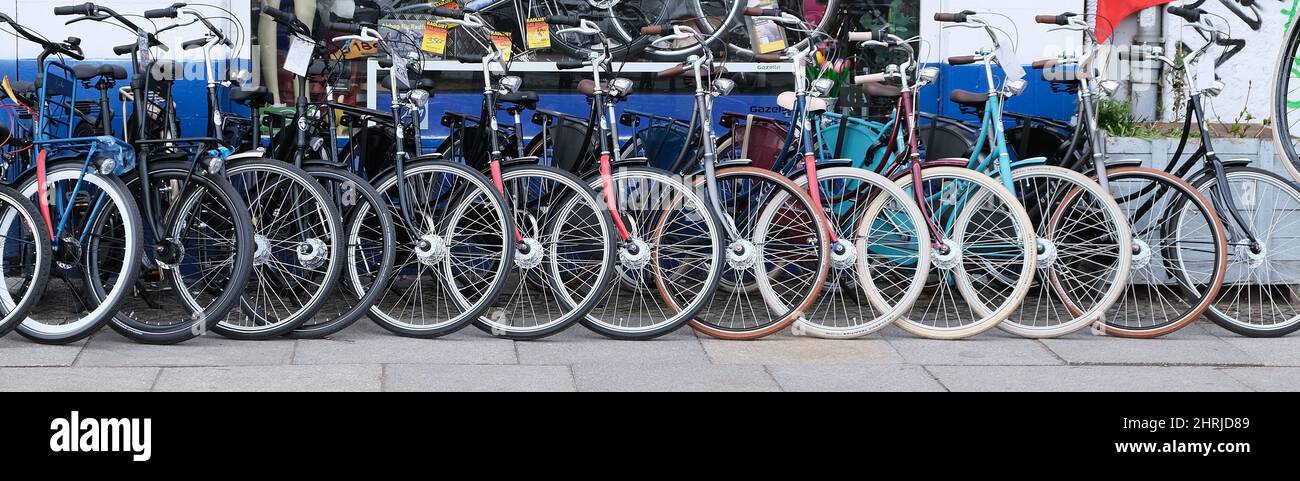 Berlin, 24. Februar 2022, Fahrradreihe vor einem Fahrradladen. Stockfoto