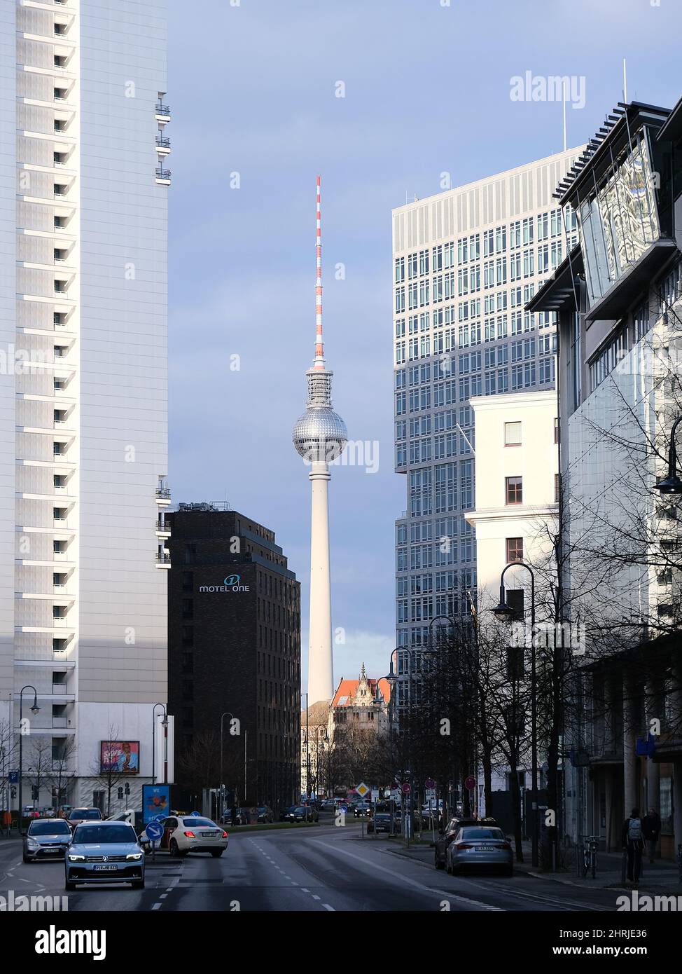 Berlin, 25. Februar 2022, Blick von der Axel-Springer-Straße in Richtung Alexanderplatz mit Fernsehturm Stockfoto