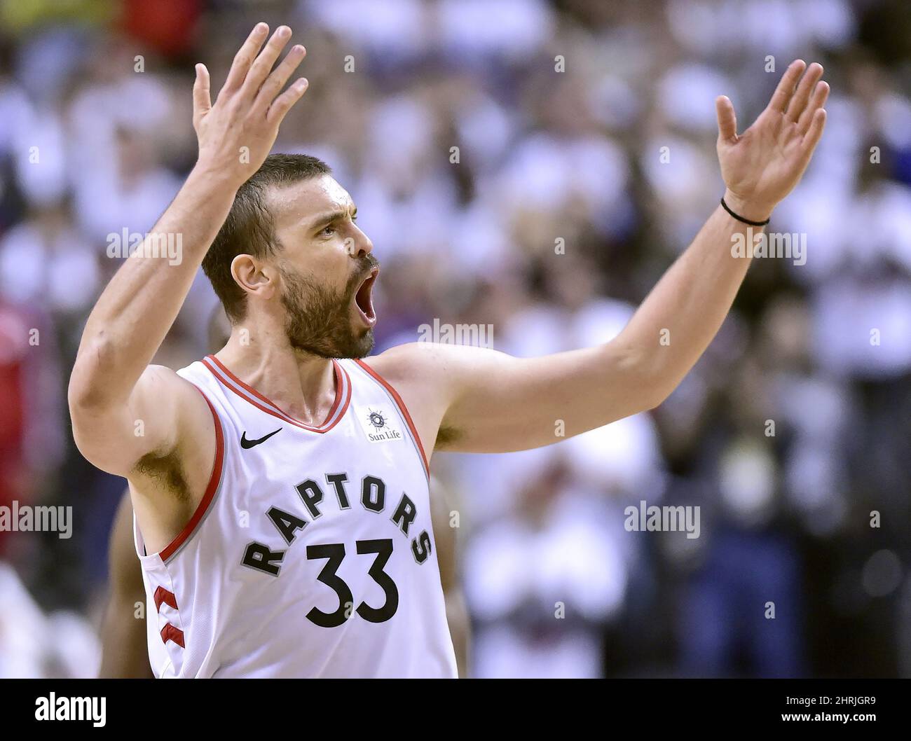 Das Toronto Raptors Center Marc Gasol (33) bestreitet einen Aufruf während der zweiten Halbzeit der NBA Eastern Conference gegen die Philadelphia 76ers am Sonntag, den 12. Mai 2019 in Toronto. DIE KANADISCHE PRESSE/Frank Gunn Stockfoto