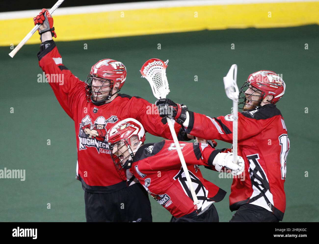 Calgary Roughnecks Rhys Duch, links, feiert mit Curtis Dickson, Mitte, und Jesse King, rechts, sein Überstundenziel für einen Champions Cup-Sieg über die Buffalo Bandits nach der NLL (National Lacrosse League)-Playoff-Action in Calgary, Alta., am 25. Mai 2019. DIE KANADISCHE PRESSE/Larry MacDougal Stockfoto