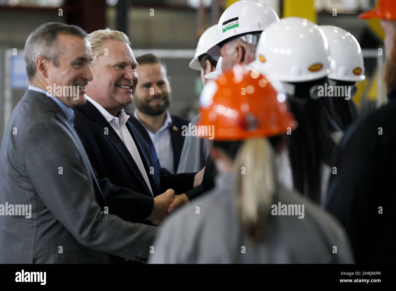 Der Premierminister von Ontario, Doug Ford, schüttelt sich die Hände mit den Auszubildenden des Gewerbes während einer Ankündigung in der Modellanlage des Darlington Power Complex in Bowmanville, Ontario., Freitag, 31. Mai, 2019. DIE KANADISCHE PRESSE/Cole Burston Stockfoto