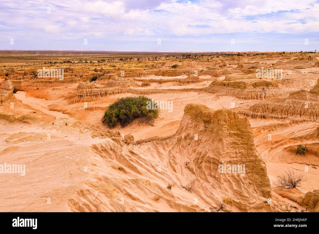 Landschaft von einzigartigen erodierten Dünen von Mauern von Chine im Lake Mungo Nationalpark, Australien. Stockfoto