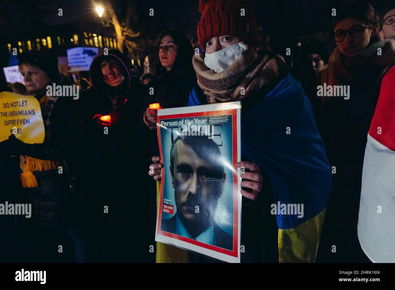 Warschau, Polen - 25. Februar 2022: Protest gegen die russische Invasion der Ukraine vor der deutschen Botschaft in Warschau Stockfoto