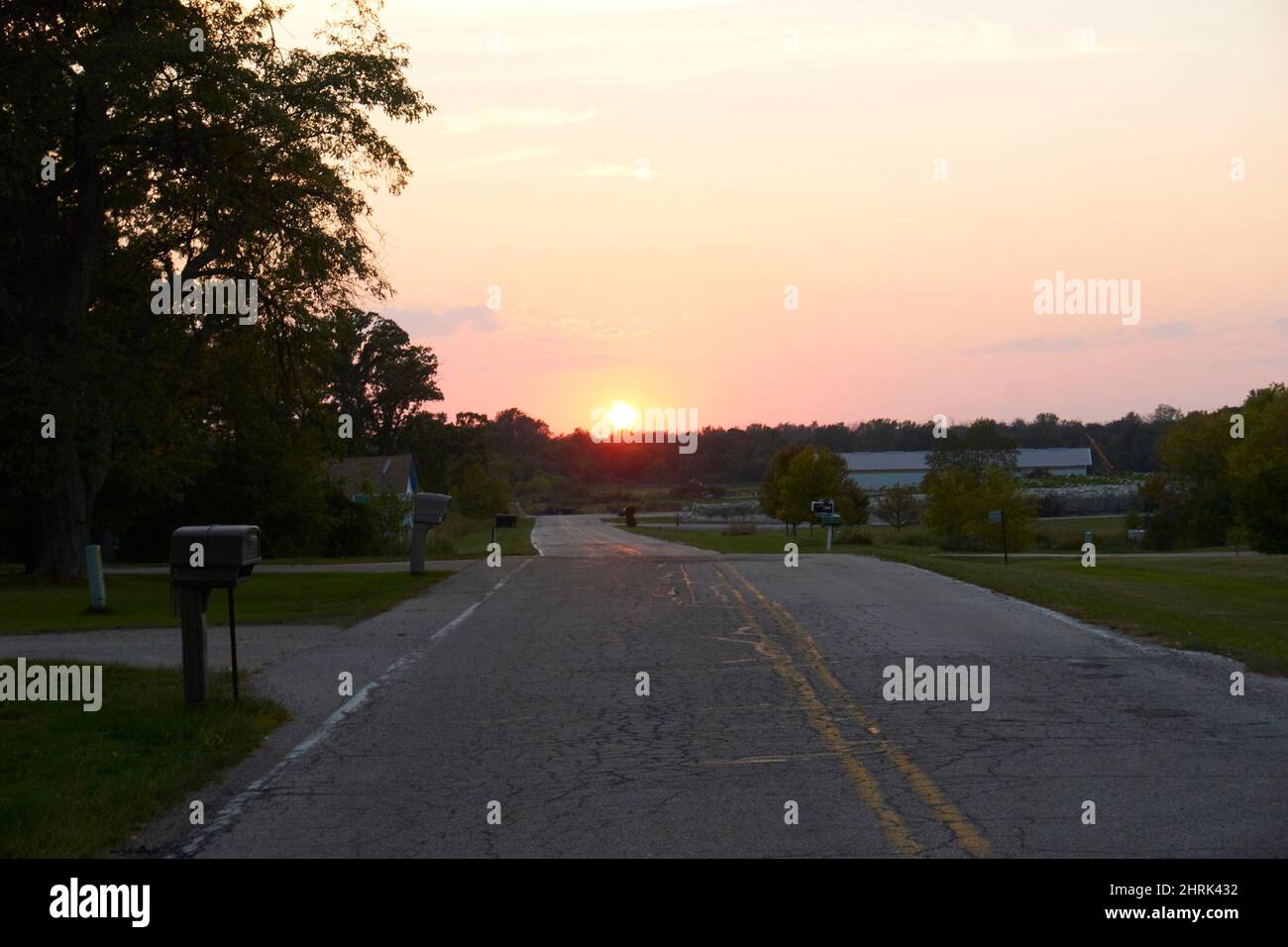 Sommeruntergang auf 7 Mile Road in Franksville, Wisconsin, USA. Stockfoto