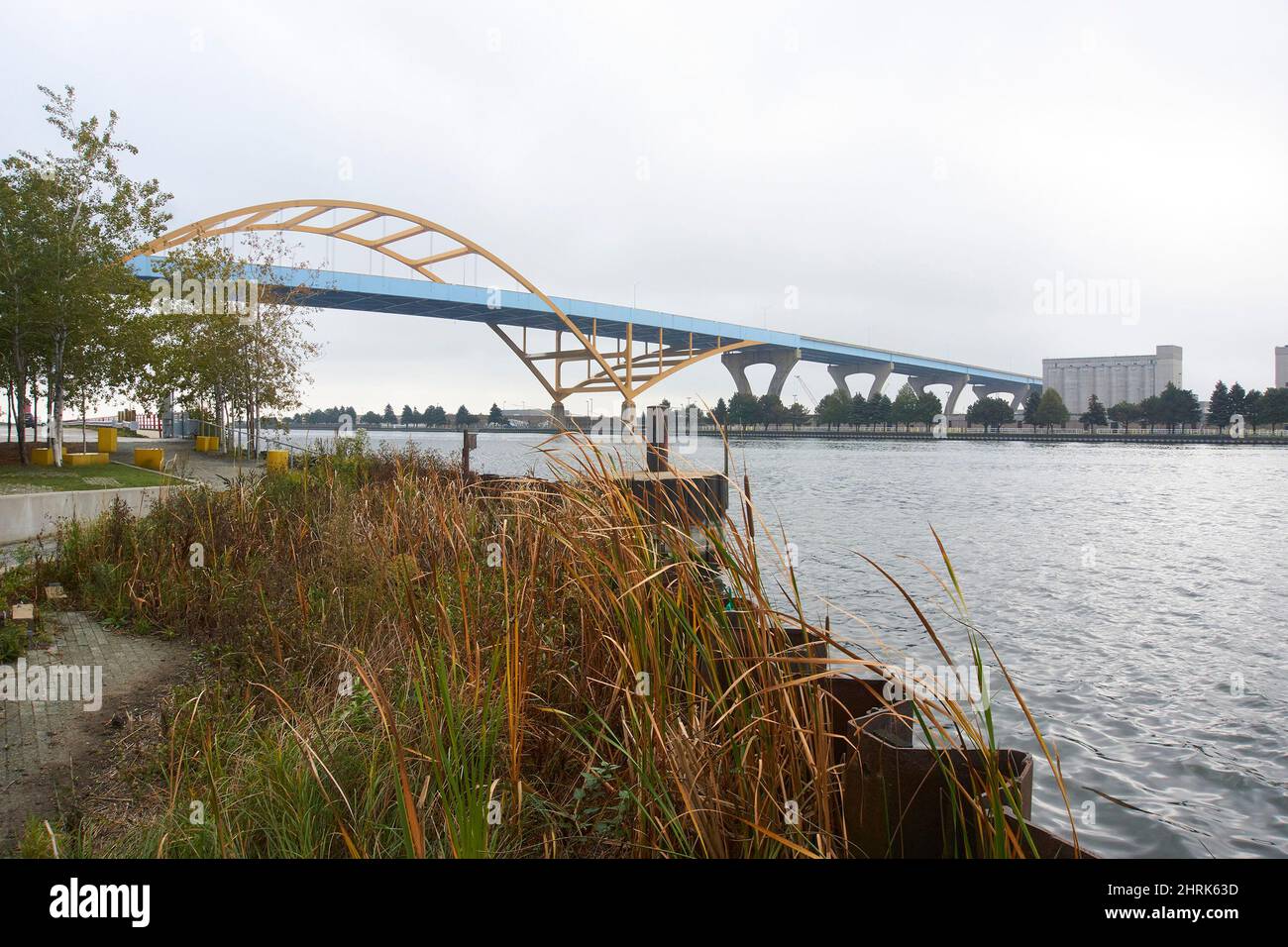 Die Hoan Bridge über den Milwaukee River Inlet in Milwaukee, Wisconsin, USA. Stockfoto