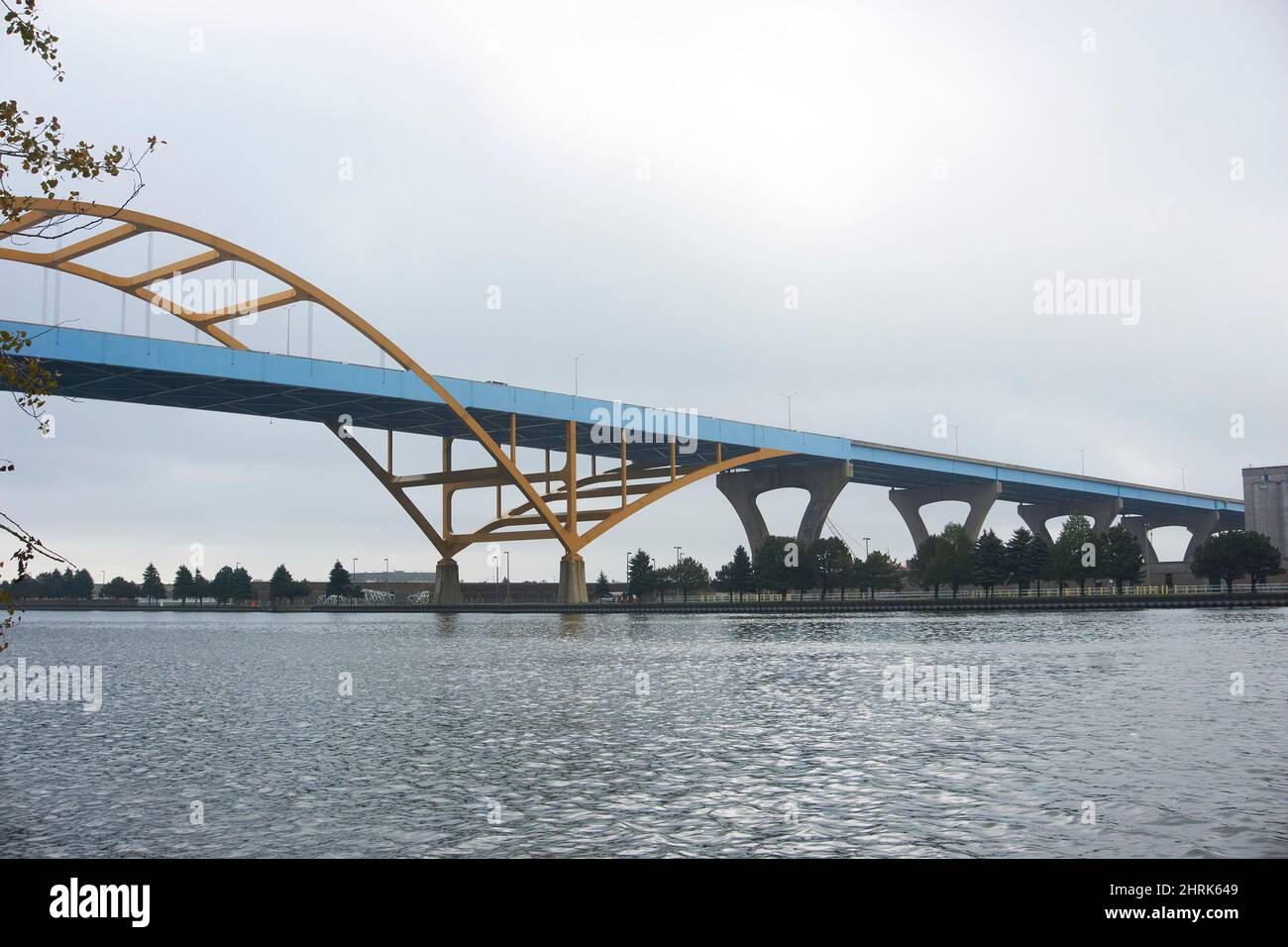 Die Hoan Bridge über den Milwaukee River Inlet in Milwaukee, Wisconsin, USA. Stockfoto