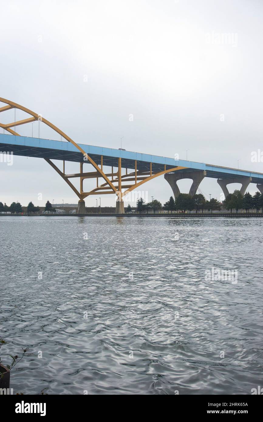 Die Hoan Bridge über den Milwaukee River Inlet in Milwaukee, Wisconsin, USA. Stockfoto