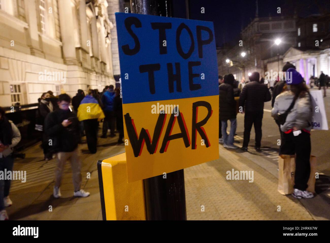 „Stoppen Sie den Krieg“-Schild an einer Ampel, Protest gegen die russische Invasion in der Ukraine, Whitehall, in der Nähe der Downing Street, London, Großbritannien, 25. Februar 2022 Stockfoto