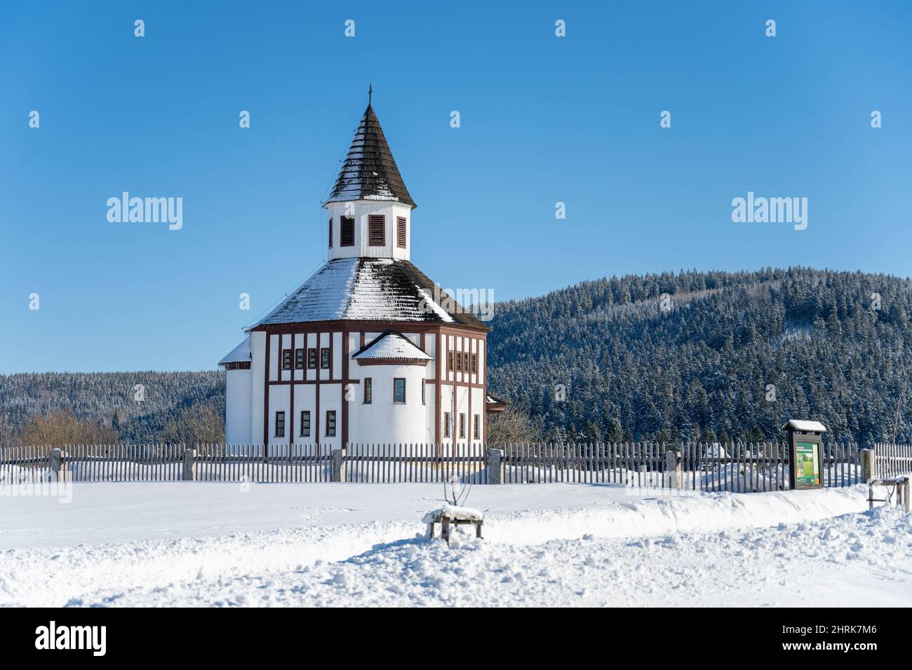 Hölzerne evangelische Kapelle in Tesarov im Winter Stockfoto