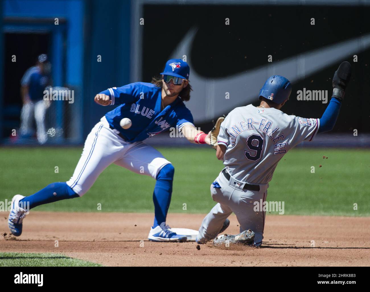 Der dritte Baseman der Texas Rangers, Isiah Kiner-Falefa (9), stiehlt am Mittwoch, den 14. August 2019, bei der vierten American League MLB-Baseballaktion in Toronto die zweite Basis vor dem Shortstop Bo Bichette (11) von Toronto Blue Jays. DIE KANADISCHE PRESSE/Nathan Denette Stockfoto