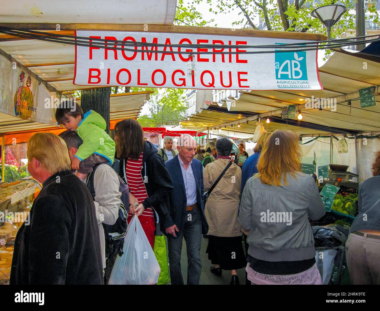 Paris, Frankreich, öffentlicher französischer Käse, Lebensmittelmarkt auf der Straße, Bio, Bio, Bio, Bauernmarkt, Schild, Batignolles Stockfoto