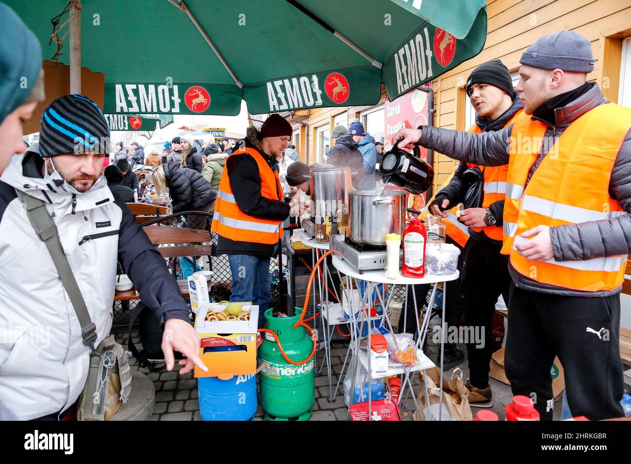 Ukrainische Familie sah, wie sie nach der Einreise nach Polen heißen Tee und kostenloses Essen zubereitete, da Russland mehr ukrainisches Territorium einnimmt. Da die Armee der Russischen Föderation die ukrainischen Grenzen überschritten hat, wird der Konflikt zwischen der Ukraine und Russland voraussichtlich 5 Millionen Ukrainer zur Flucht zwingen. Die meisten Flüchtlinge werden in Polen Asyl beantragen. Die meisten der derzeitigen Flüchtlinge sind Familien jener Ukrainer, die bereits in Polen arbeiten. An den Grenzübergängen warten Tausende von Männern und Frauen auf ihre Angehörigen. (Foto von Dominika Zarzycka/SOPA Images/Sipa USA) Stockfoto