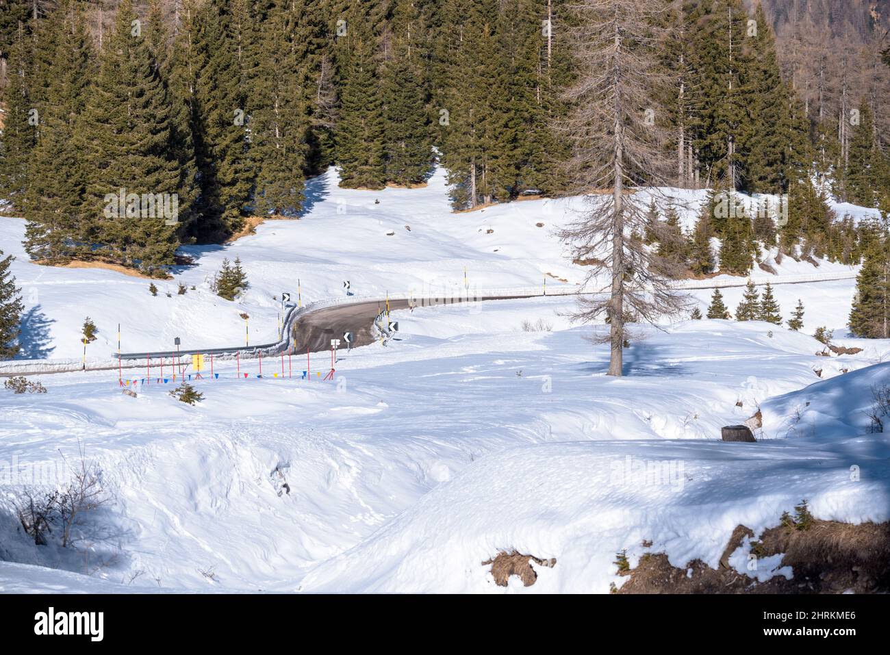 Kurve auf einer Bergpassstraße, die an einem Wintertag vom Schnee befreit wurde Stockfoto