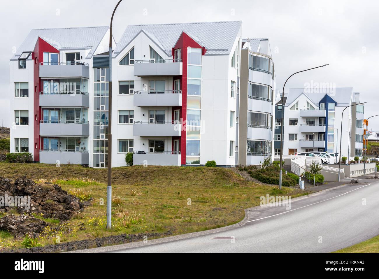 Modernes vierstöckiges Apartmentgebäude an einer Straße an einem bewölkten Sommertag Stockfoto