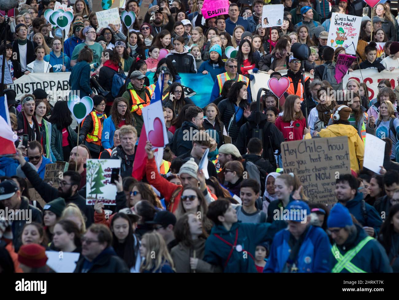Die schwedische Umweltaktivistin Greta Thunberg, Zentrum, nimmt am Freitag, dem 25. Oktober 2019, an einem von Studenten geführten klimamarsch in Vancouver Teil. DIE KANADISCHE PRESSE/Darryl Dyck Stockfoto