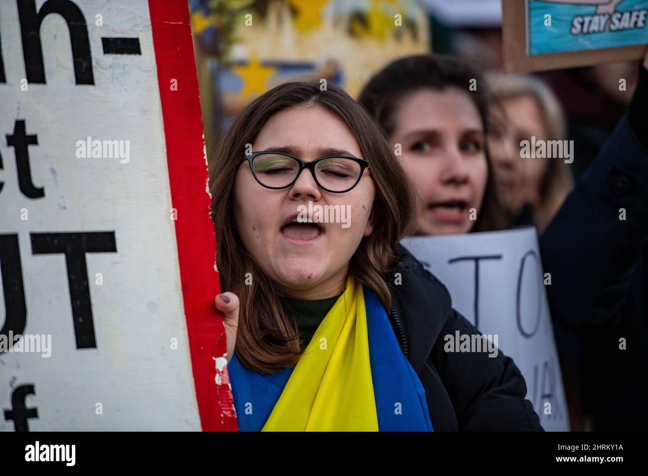 London, Großbritannien. 25.. Februar 2022. LONDON, ENGLAND - 25. FEBRUAR: In Whitehall vor der Downing Street, der Residenz des britischen Premierministers Boris Johnson, demonstrieren Menschen zur Unterstützung der Ukraine am 25. Februar 2022 in London, England. Russland begann einen großangelegten Angriff auf die Ukraine, bei dem russische Truppen aus dem Norden, Osten und Süden in das Land einmarschierten, begleitet von Luftangriffen und Beschuss. Die Offensive löste eine Welle von Sanktionen seitens der US- und der europäischen Regierung aus. Foto von Sebastian Frej Kredit: Sebo47/Alamy Live News Stockfoto