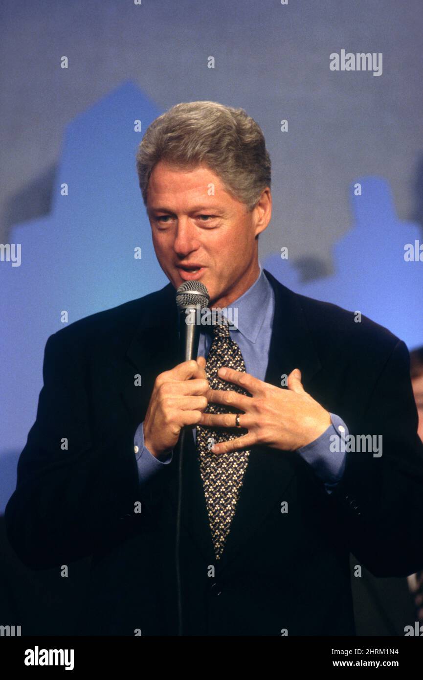 US-Präsident Bill Clinton hält während einer Veranstaltung mit Vizepräsident Al Gore Und Filmproduzent Steven Spielberg über das Starbright Network im Children's National Medical Center, 30. Oktober 1997 in Washington, D.C. Starbright World, ein Online-Computernetzwerk, das schwerkranken Kindern ermöglicht, sich zu treffen, zu spielen und mündlich miteinander zu kommunizieren. Stockfoto