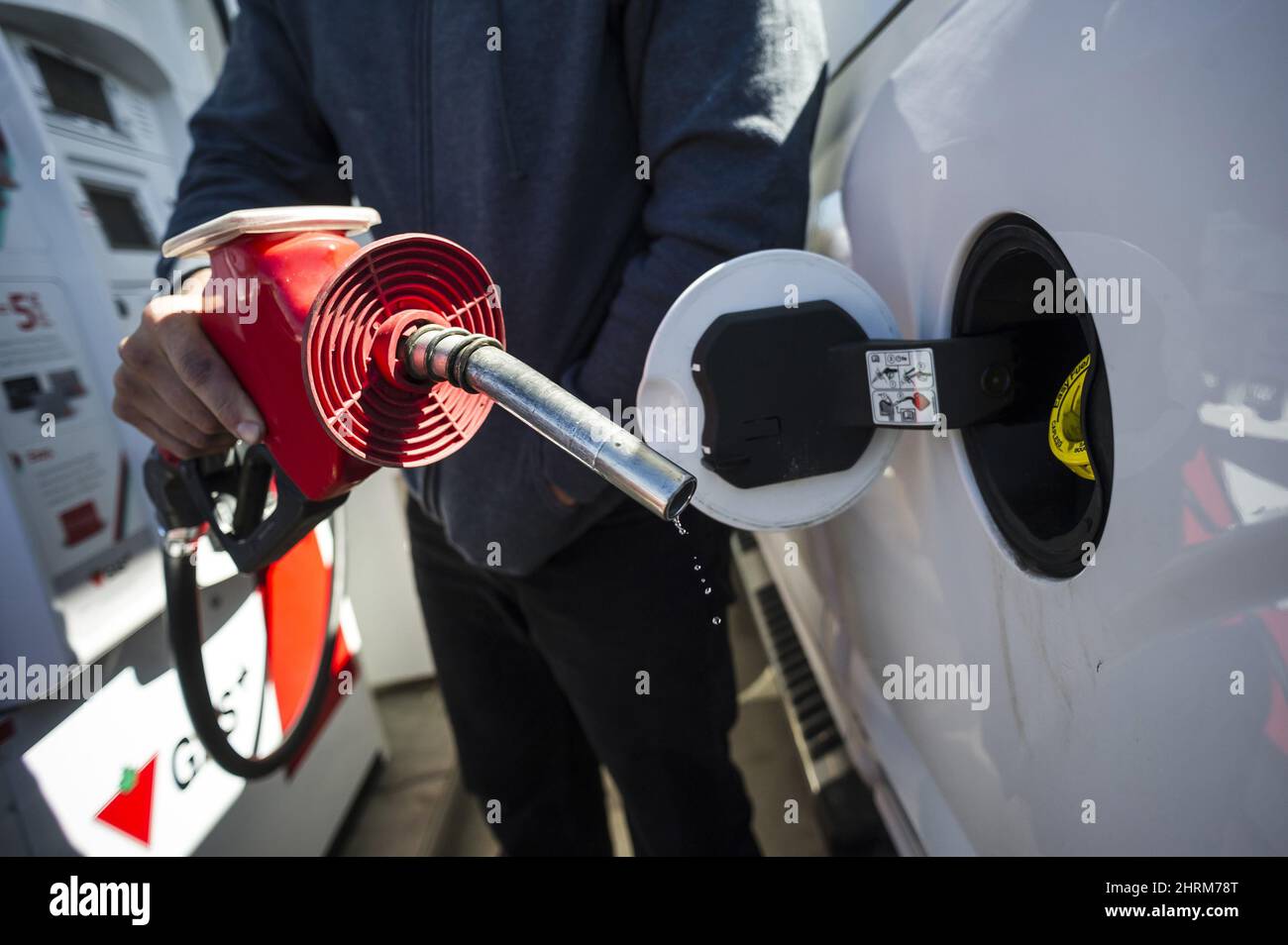 Am Montag, den 1. April 2019, füllt ein Mann in Toronto seinen Lastwagen mit Gas. Statistiken Kanada sagt, dass das jährliche Inflationsrate im November angeheizt wurde, da die Benzinpreise ihren ersten Anstieg im Vergleich zum Vorjahr seit Oktober letzten Jahres verzeichneten. DIE KANADISCHE PRESSE/Christopher Katsarov Stockfoto