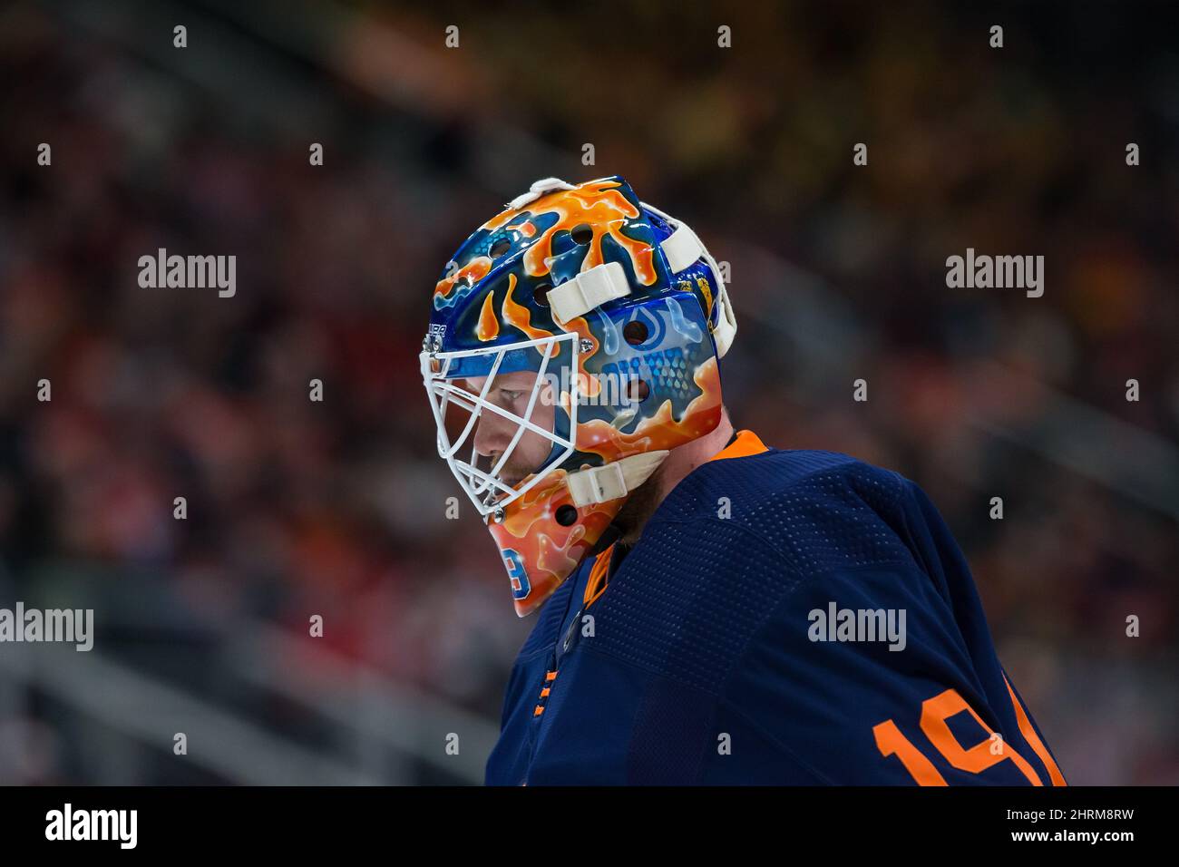 Edmonton Oilers-Torwart Mikko Koskinen, aus Finnland, schaut während einer Unterbrechung im Spiel während der ersten Periode eines NHL-Eishockeyspiels gegen die Calgary Flames in Edmonton, Alta., am Freitag, 27. Dezember 2019. DIE KANADISCHE PRESSE/Darryl Dyck Stockfoto