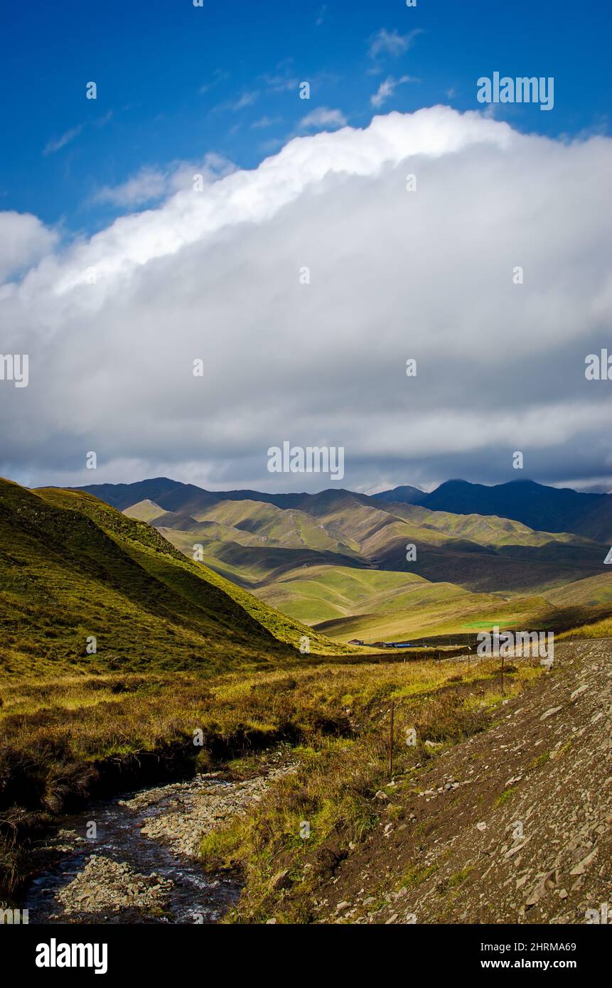 Schöne Aussicht auf die Berge bei Tageslicht Stockfoto