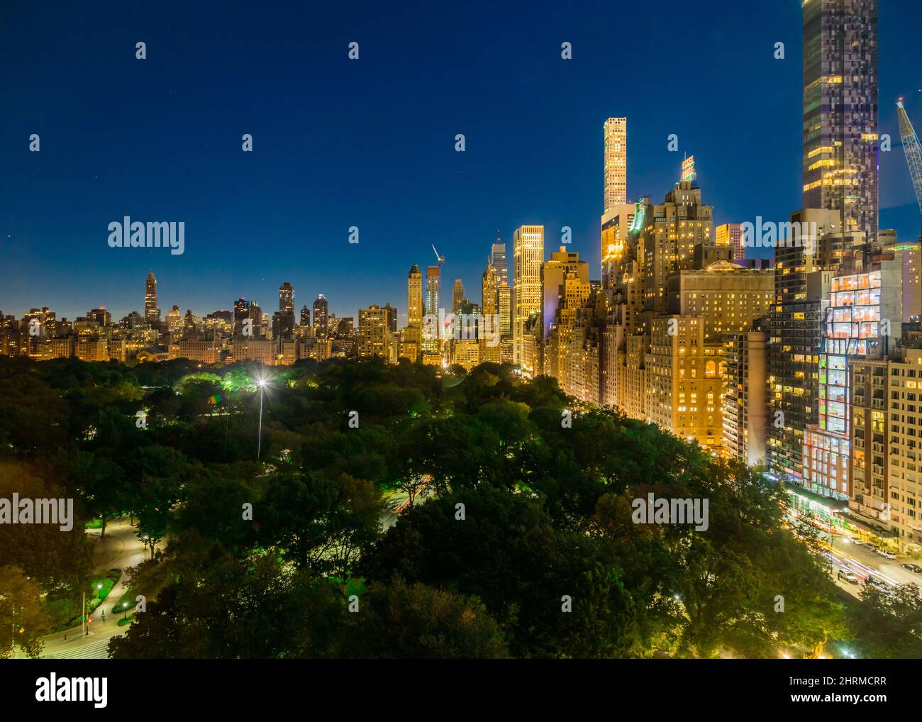 Nachtlandschaft des Central Park South und Central Park Stockfoto