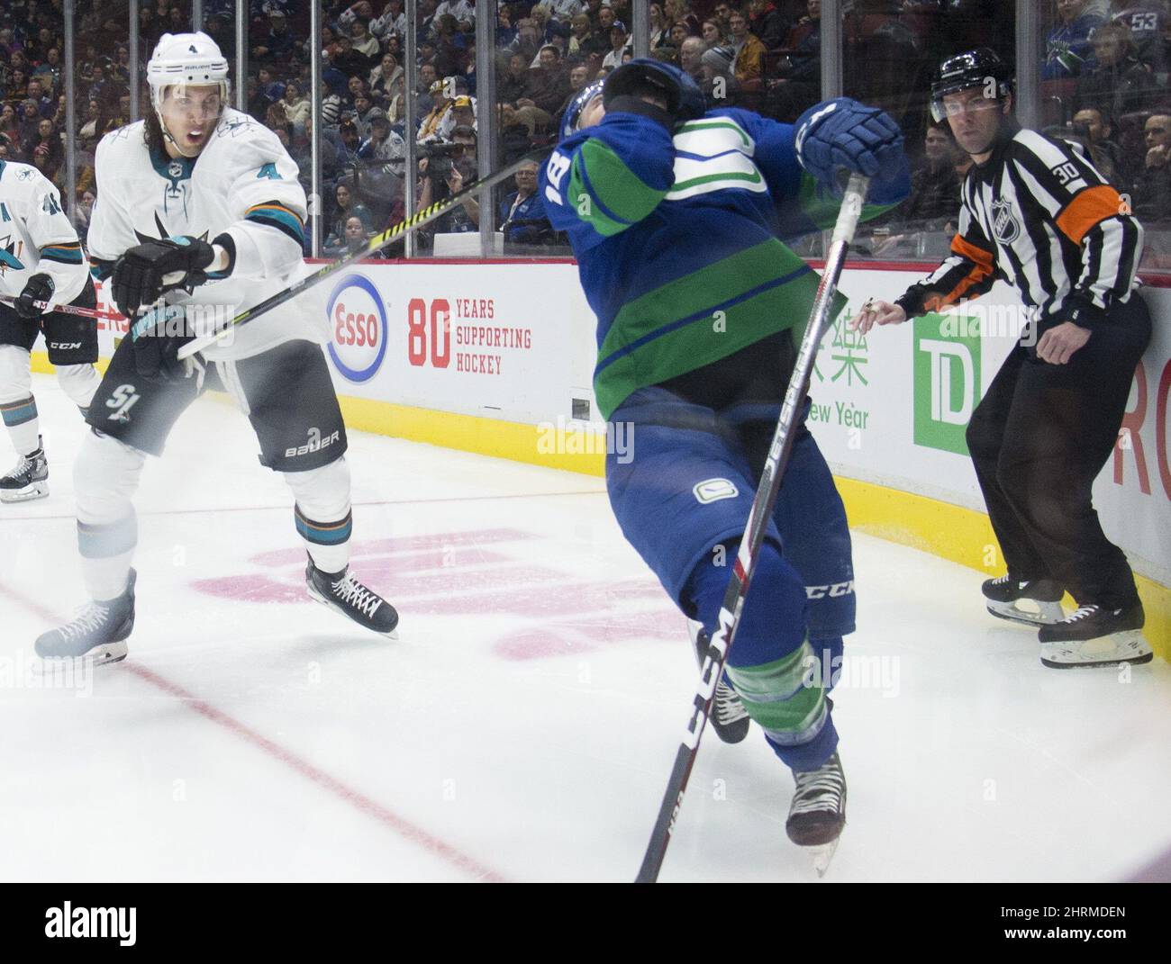 San Jose Sharks Verteidiger Brenden Dillon (4) hohe Stöcke Vancouver Canucks rechten Flügel Jake Virtanen (18) während der zweiten Periode NHL Hockey Aktion in Vancouver, Samstag, 18. Januar 2020. DIE KANADISCHE PRESSE/Jonathan Hayward Stockfoto
