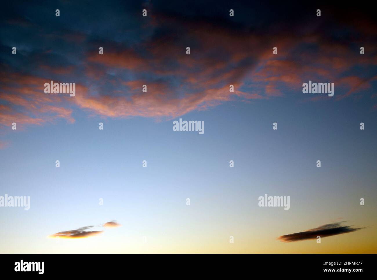 Farbfoto von Wolken und Himmel bei Sonnenuntergang, Breakfast Point, Sydney, New South Wales, Australien, 2020. Stockfoto