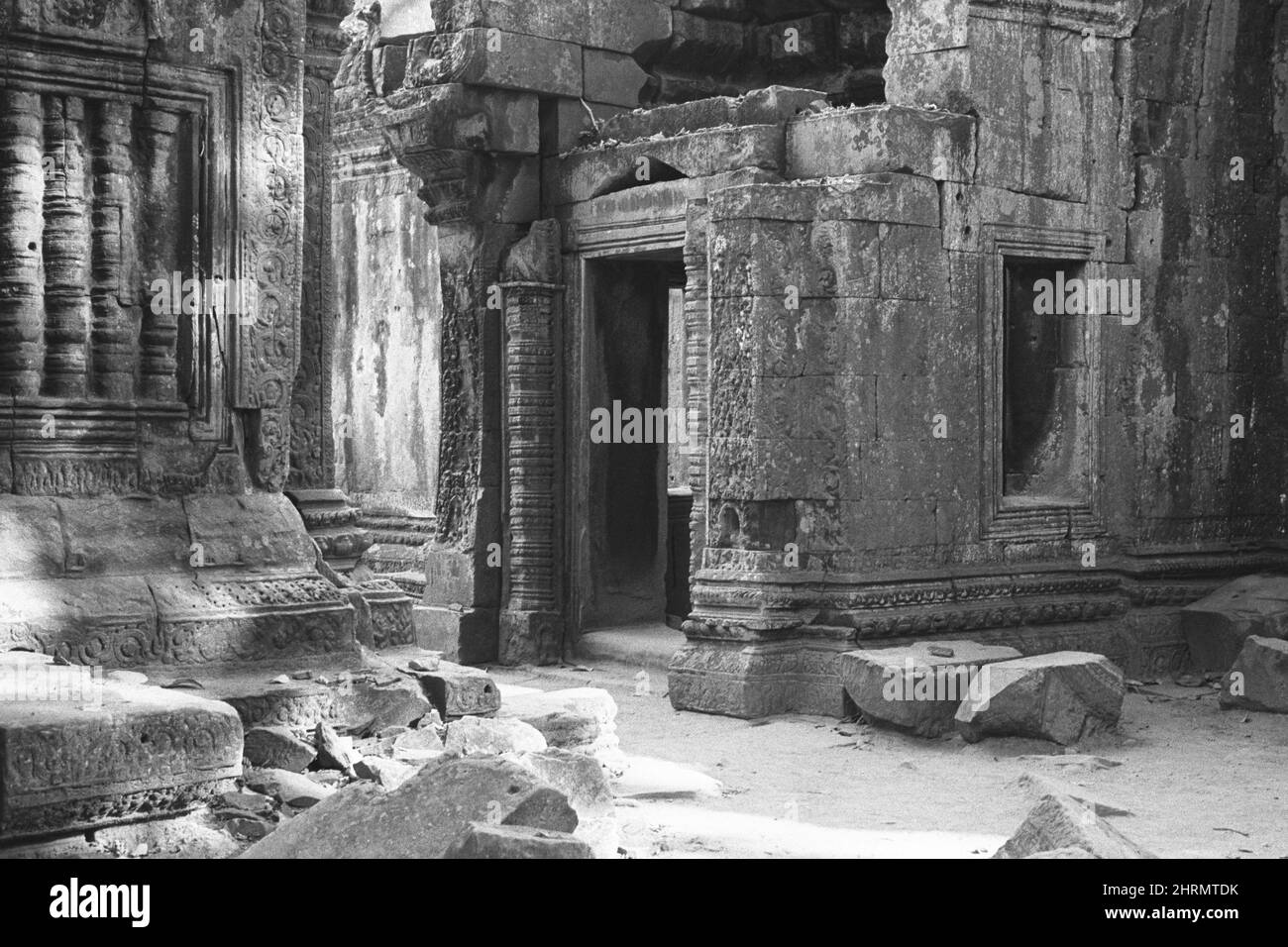 Schwarzweißfoto der inneren Ruinen des Tempels Ta Prohm, Angkor, Kambodscha, Asien, 2005. Stockfoto