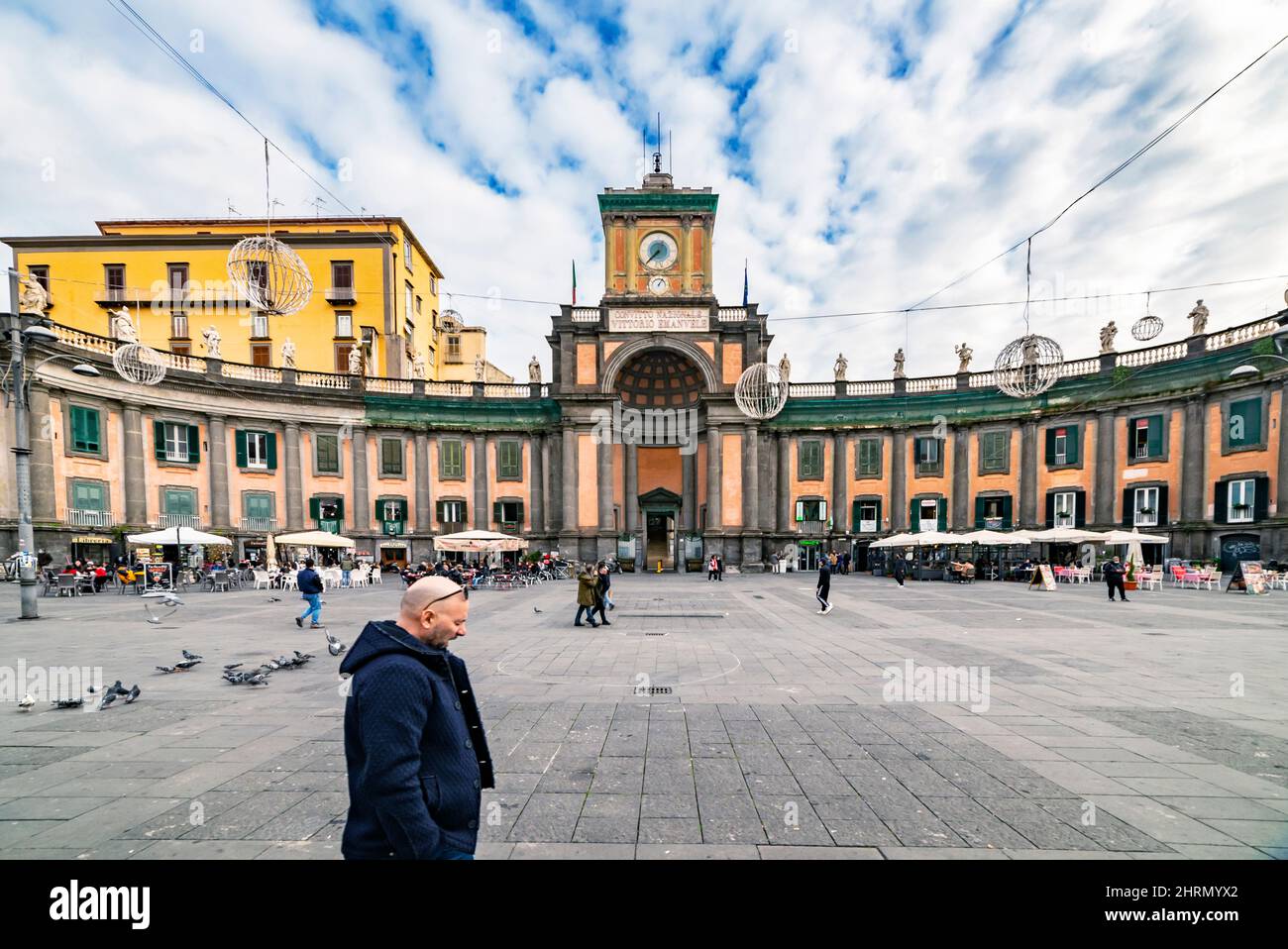 NEAPEL, ITALIEN - 22. DEZEMBER 2021: Auf dem Dante-Platz im historischen Zentrum von Neapel, Italien, genießen die Menschen die Cafeteria Stockfoto